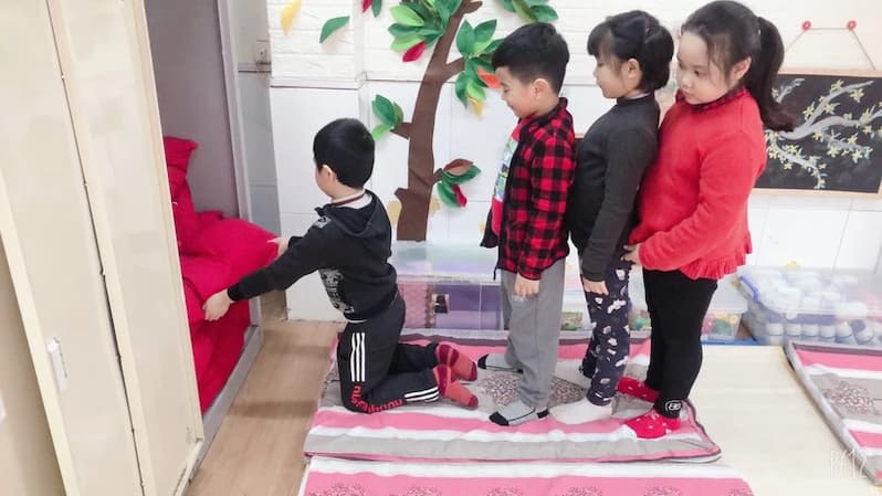 Giải thích vì sao con cần xếp hàng. (Ảnh: Internet)