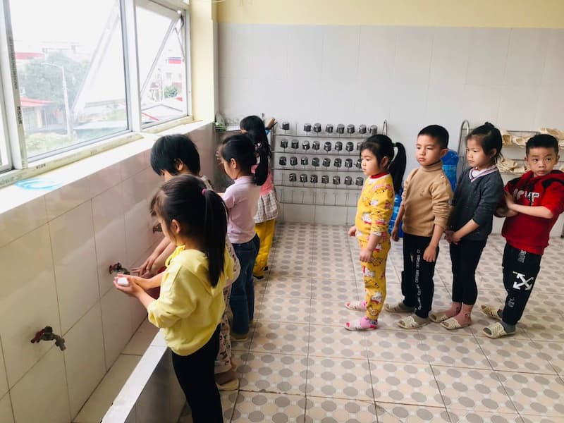 Phương pháp dạy trẻ xếp hàng chờ đến lượt hiệu quả. (Ảnh: Internet)