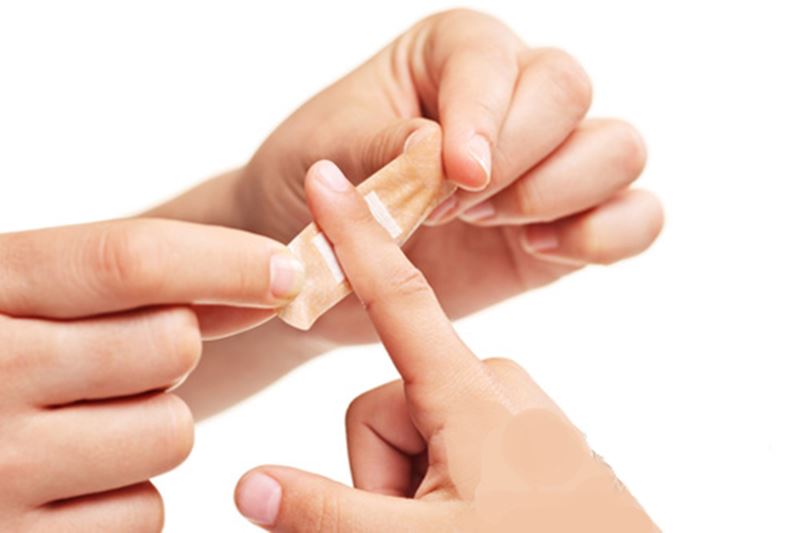 Hướng dẫn con xử trí vết thương ở tay. (Ảnh: Internet)