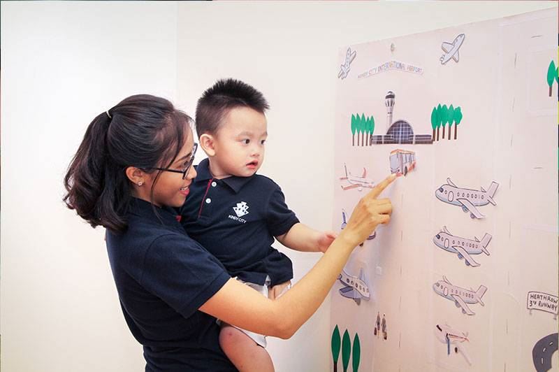 Dạy trẻ kỹ năng quan sát và phân tích. (Ảnh: Internet)