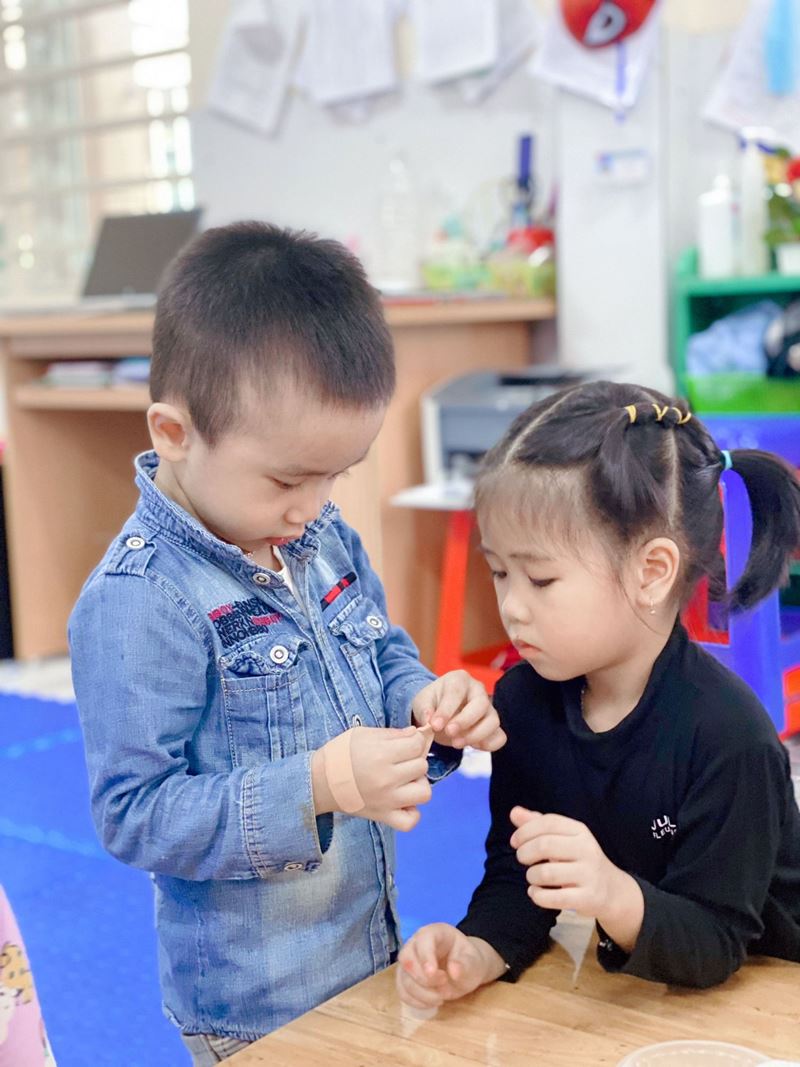 Trẻ học cách sơ cứu để giúp bản thân và người xung quanh. (Ảnh: Internet)