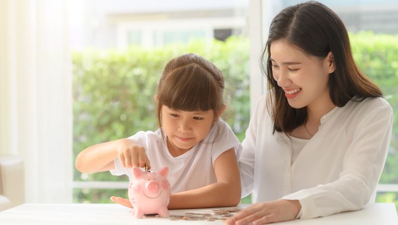Dạy con cách tiết kiệm và dùng tiền hiệu quả. (Ảnh: Internet)