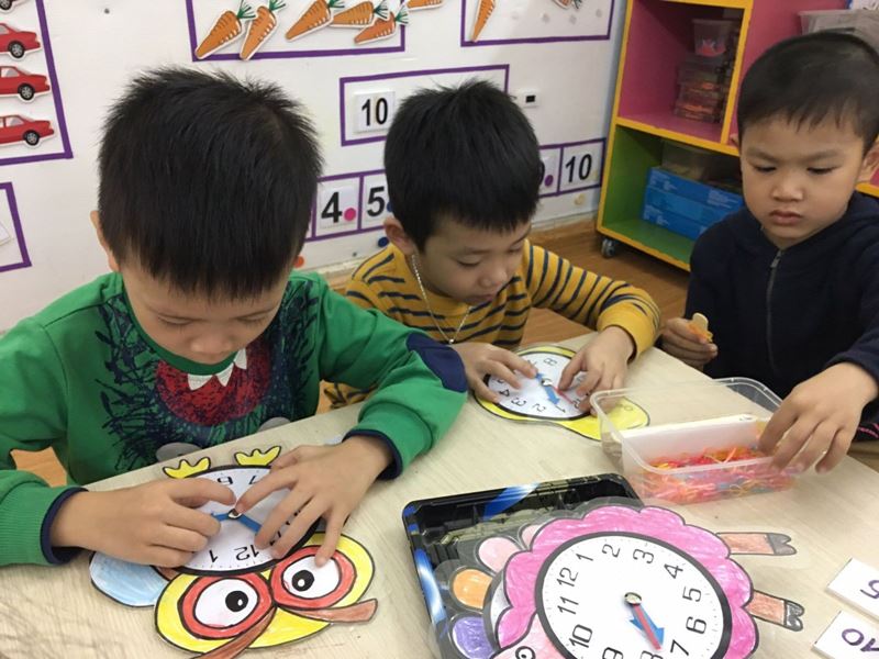 Giúp trẻ nhận biết thời gian và cách sắp xếp hợp lý để học chơi hiệu quả. (Ảnh: Internet)