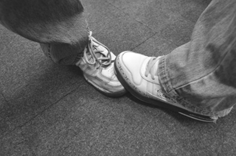 Giẫm vào chân đối thủ. (Ảnh: Internet)