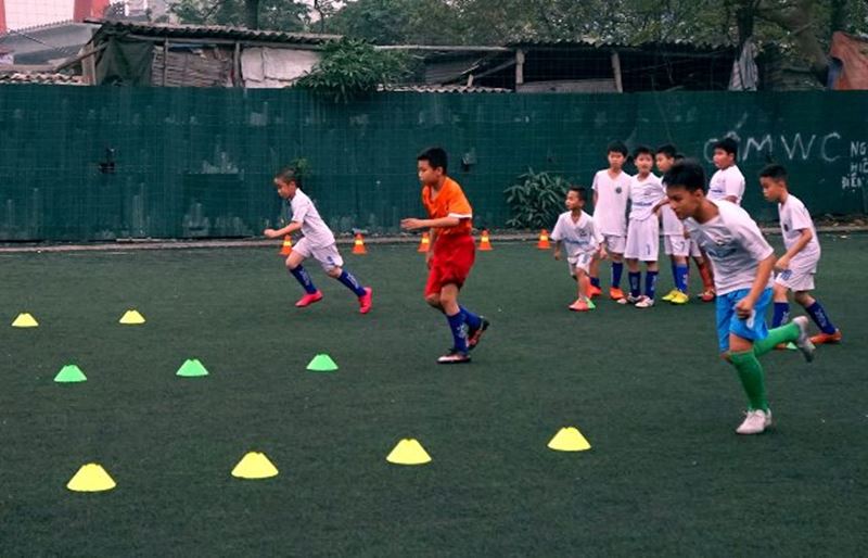 Tập luyện những kỹ thuật di chuyển trong bóng đá. (Ảnh: Internet)