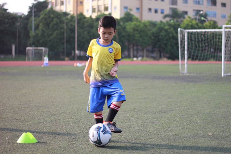 Tâng bóng bằng má trong. (Ảnh: Internet)