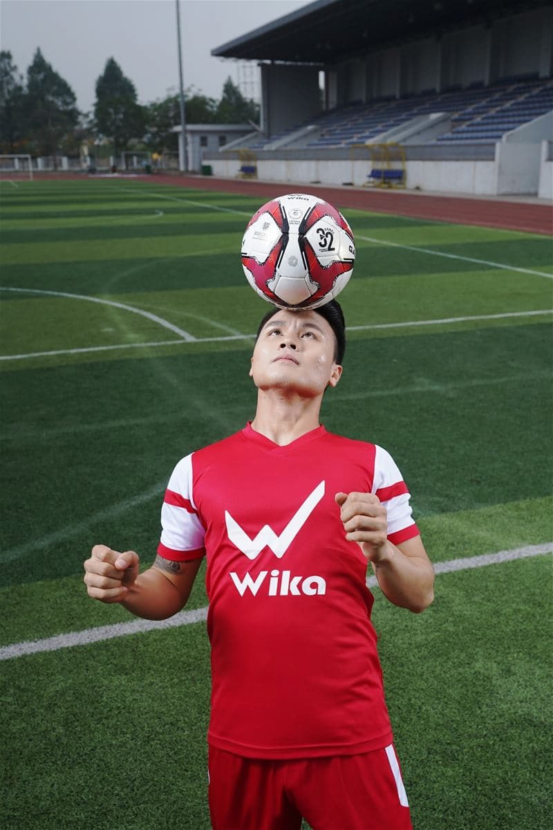 Tâng bóng bằng đầu. (Ảnh: Internet)