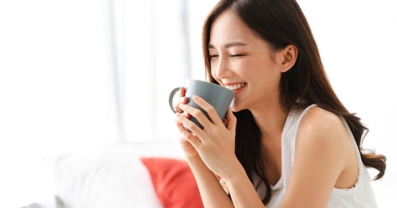 Nhờ tắm lá thảo dược Dao đỏ, tinh thần của mẹ sẽ thoải mái hơn (Ảnh: Sưu tầm Internet)