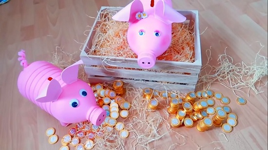 Làm heo đất từ ống chai cho trẻ. (ảnh: Sưu tầm internet)