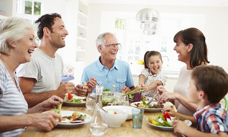 Dạy trẻ ăn uống đúng cách, lịch sự. (Ảnh: Nguồn Internet)