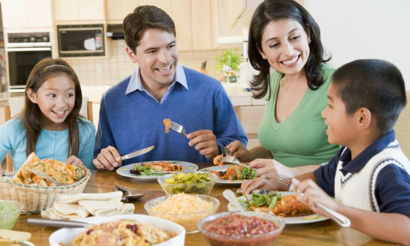 Ăn uống lịch sự tránh làm ảnh hưởng đến người khác. (Ảnh: Nguồn Internet)