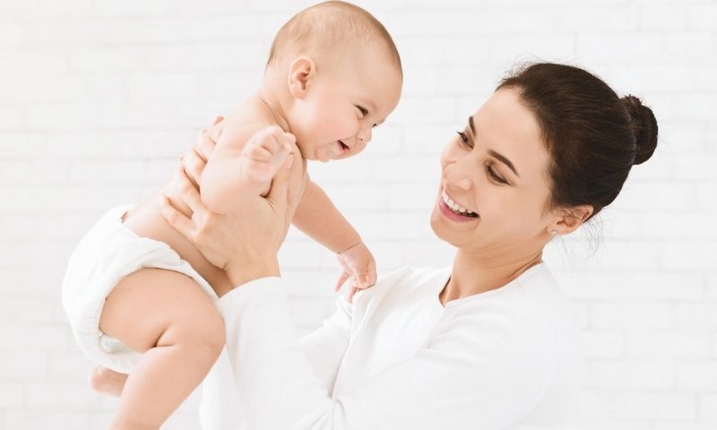 Luôn lạc quan giúp mẹ đồng hành phát triển cùng bé. (Ảnh: Nguồn Internet)