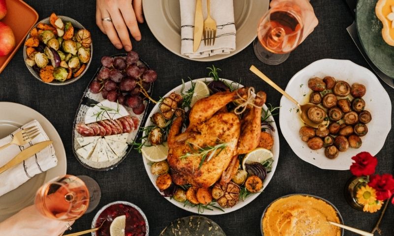 Ăn uống thừa chất khiến mẹ bị mỡ bụng. (Ảnh: Nguồn Internet)