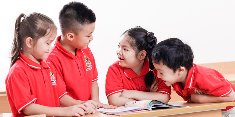 Dạy bé cách làm quen với những người bạn mới. (Ảnh: Nguồn Internet)