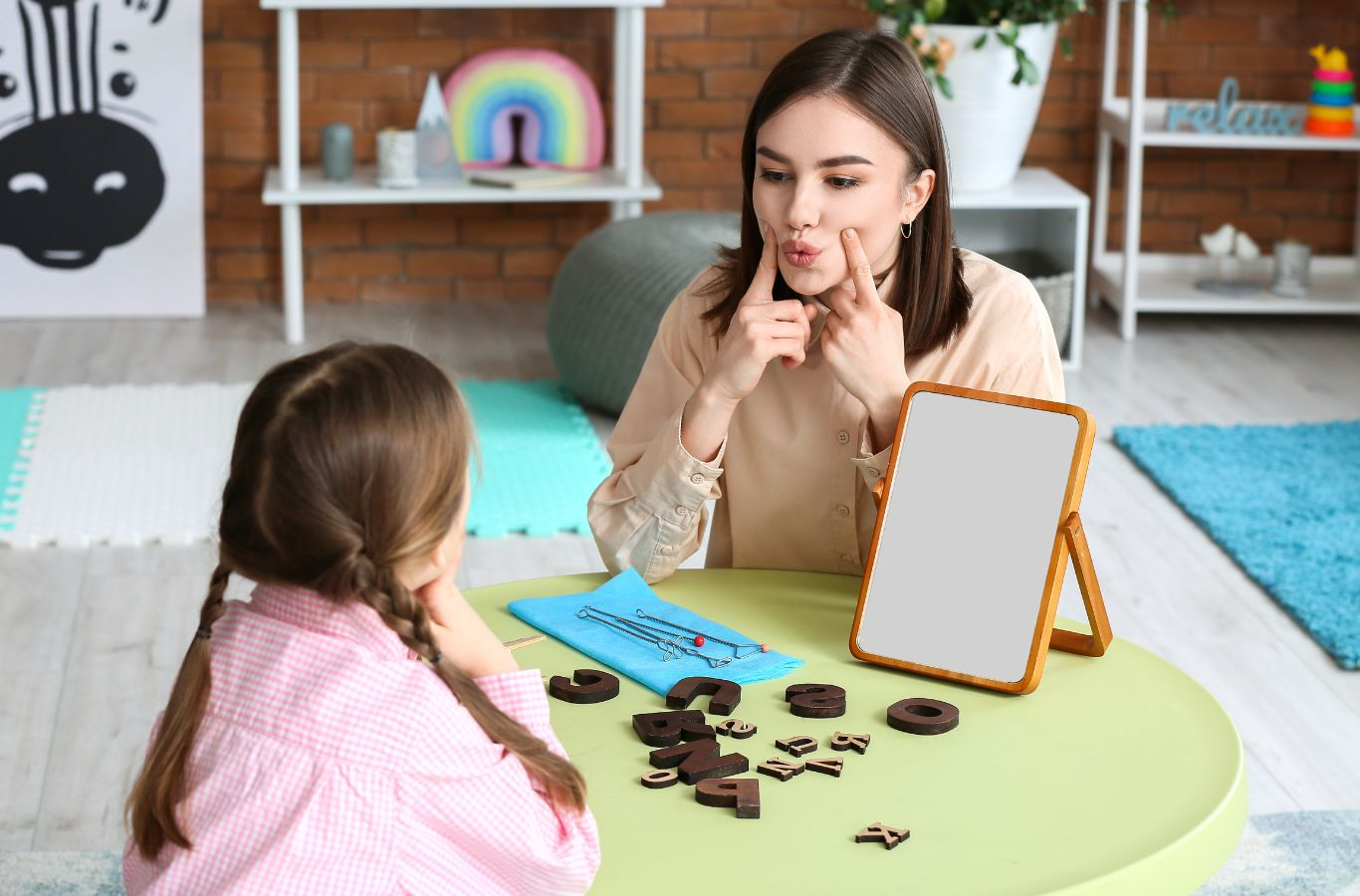 Teach children pronunciation through real-life situations (Image: Collected from the Internet)