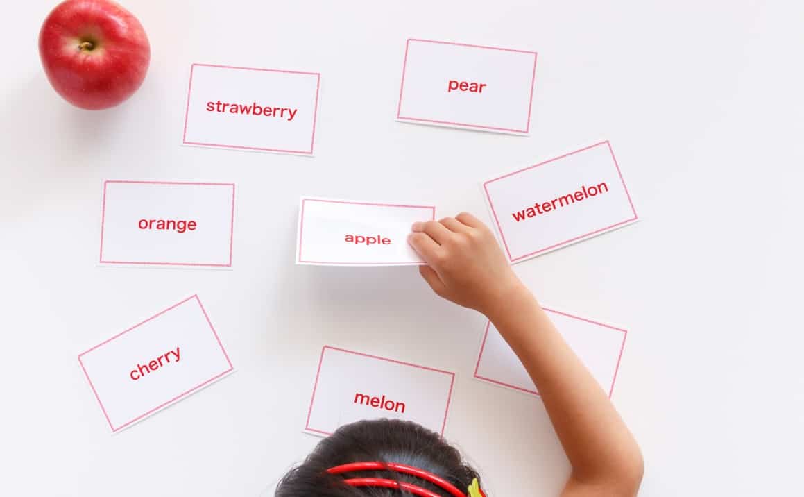 Enhance kids’ memory skills when learning English through flashcards (Image: Collected from the internet)