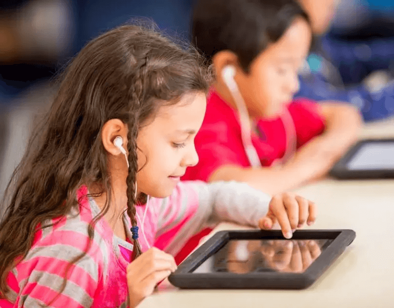 Enhance comprehension and contextual understanding when children learn English through video watching (Image: Collected from the internet)