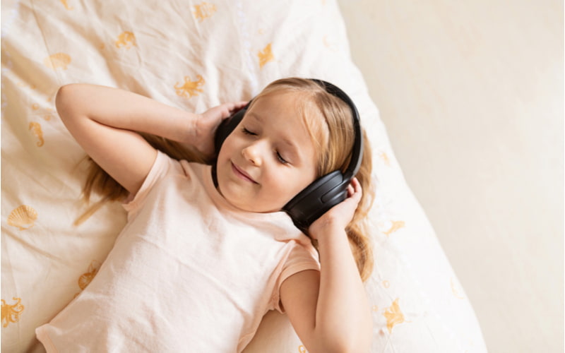 Help children become interested in listening to English through songs (Photo: Collected from the internet).