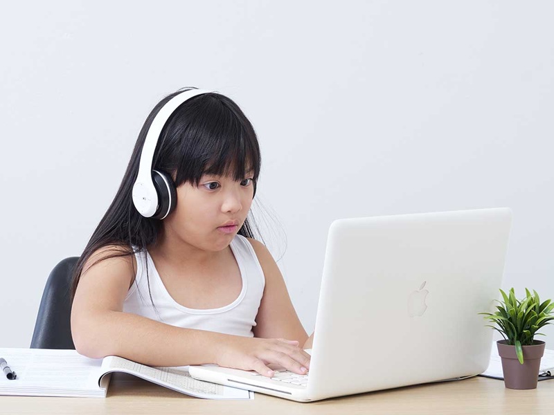 Let your child practice listening through their favorite programs (Photo: Collected from the internet).