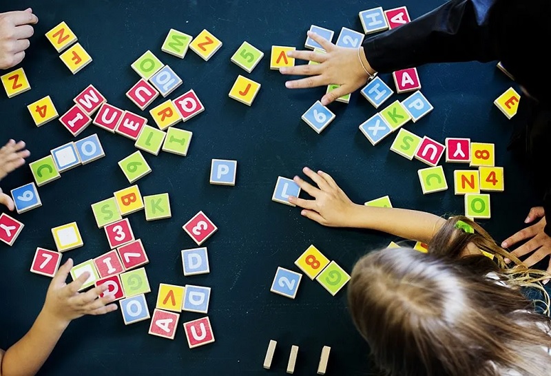 Learning English through games helps stimulate better development in children (Image: Collected from the internet).