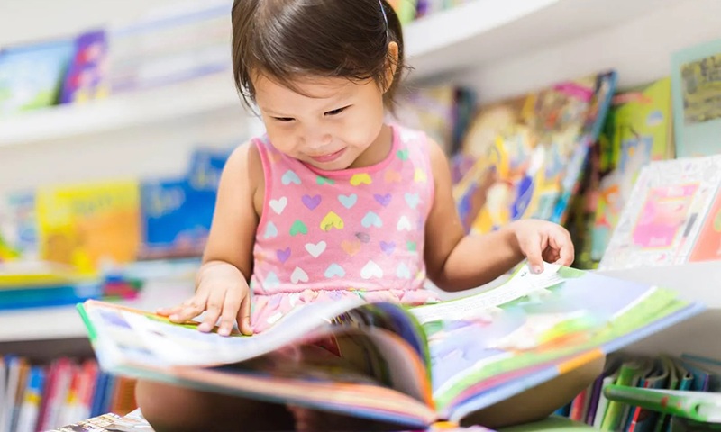 Learning English through stories is a popular method trusted by many parents. (Image: Collected from the internet)