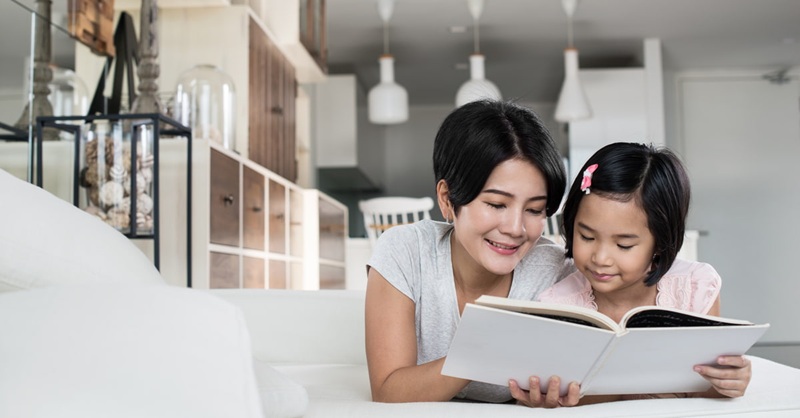 Parents should accompany and support their children when learning English through stories. (Image: Collected from the internet)