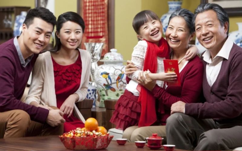 Những đứa trẻ chúc Tết ông bà, cha mẹ và nhận lại những phong bao lì xì