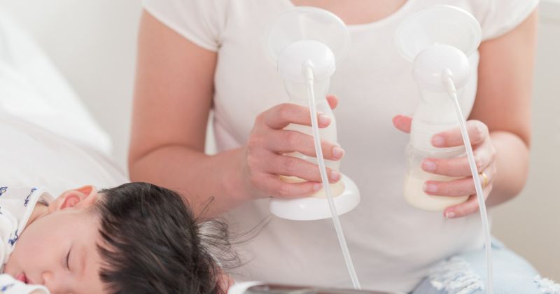 Điều chỉnh lịch hút sữa theo nhu cầu ti của trẻ. (Ảnh: Sưu tầm Internet)