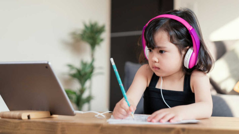 It is necessary to strengthen children’s English listening skills (Photo: Collected from the internet).