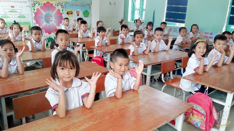 Lớp 1 nên cho con học trường công hay tư?. (Ảnh: Internet)