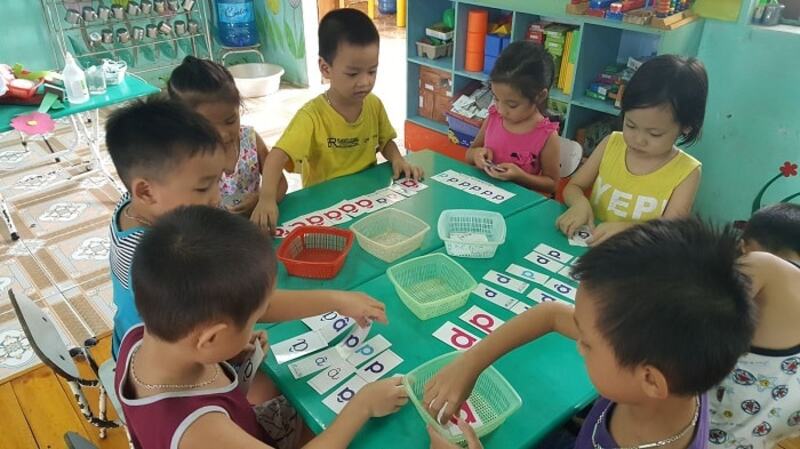 Bé 5 tuổi hoàn toàn đã có thể theo học lớp học chữ. (Ảnh: Nuôi Dạy Trẻ)