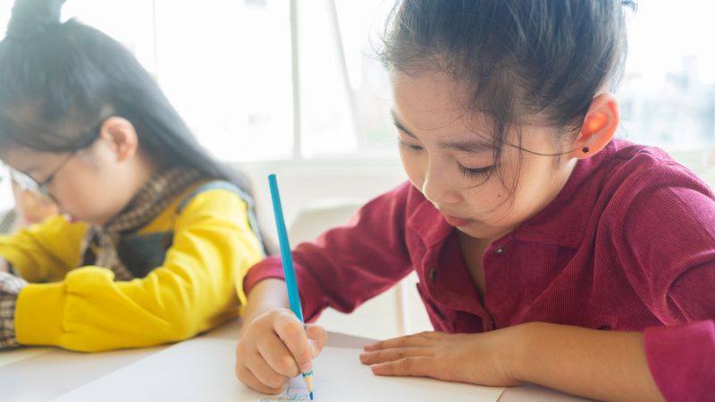 Nên trang bị những kiến thức căn bản để bé khi đi học vẫn còn hứng thú khám phá. (Ảnh: Sưu tầm internet)