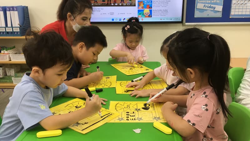 Lời khuyên tốt nhất nên để bé phát triển tự nhiên, không nên quá ép buộc bé. (Ảnh: Sưu tầm internet)