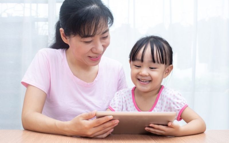 Lưu ý khi ba mẹ đồng hành cùng con học tiếng Anh. (Ảnh: Sưu tầm Internet)