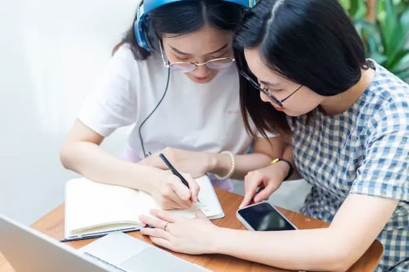 Thực hành cùng bạn bè để tiến bộ. (Ảnh: Internet)