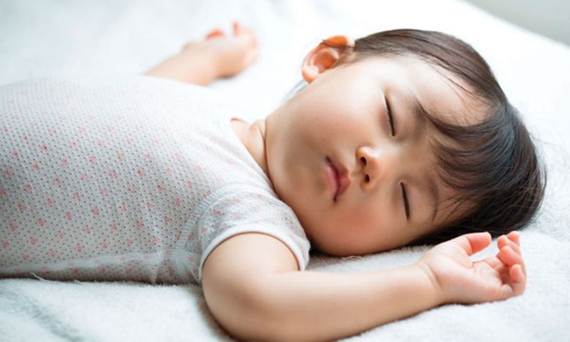 Tập ngủ để bé có thói quen ngủ sớm. (Ảnh: Nguồn Internet)