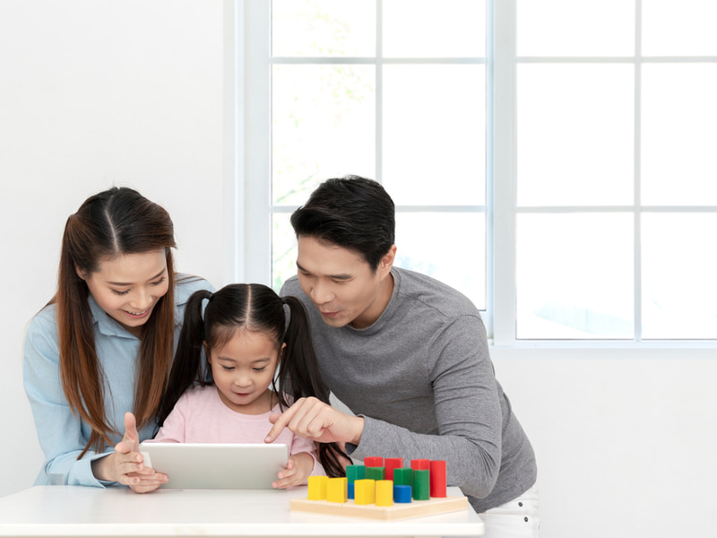 Luyện nói tiếng Anh cho bé cần có sự đồng hành của ba mẹ. (Ảnh: shutterstock.com)