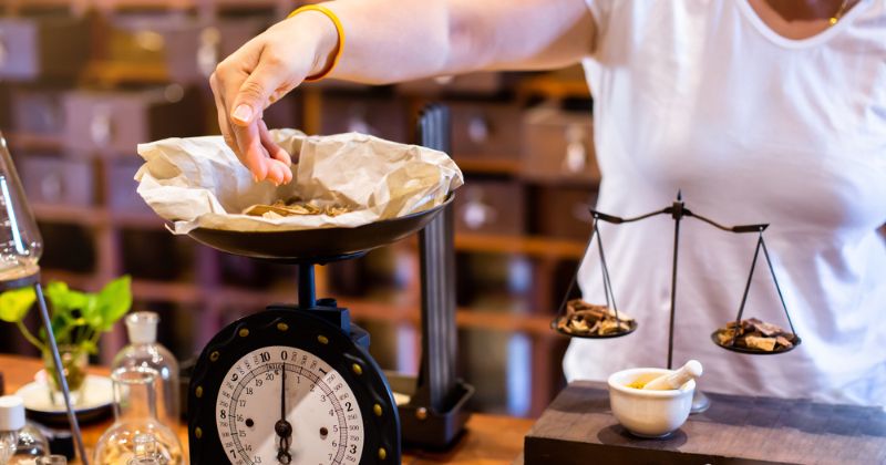 Điều trị mất ngủ sau sinh bằng các bài thuốc Đông Y (Ảnh: Sưu tầm Internet)