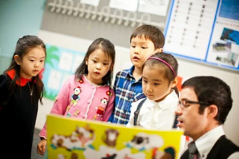 Việc tạo môi trường để bé giao tiếp tiếng Anh thường xuyên rất cần thiết. (Ảnh: Sưu tầm internet)