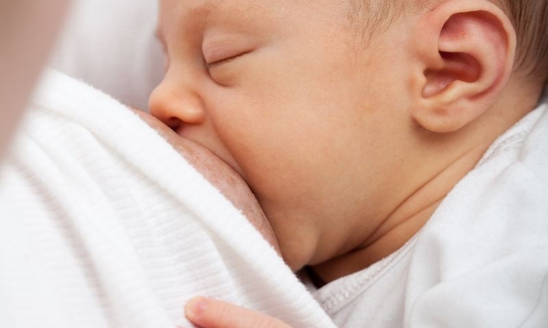 Trẻ sẽ nhận dưỡng chất của mẹ khi bú. (Nguồn: Intenet)