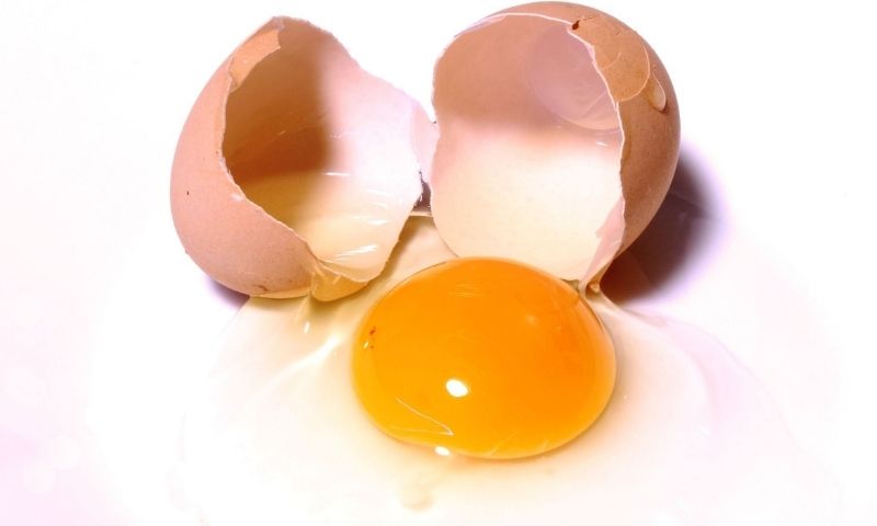Lòng đỏ trứng gà nhiều canxi. (Ảnh: Nguồn Internet)