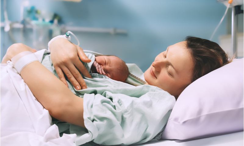 Tiếp xúc da kề da giúp kích thích các giác quan của trẻ. (Nguồn: Internet)