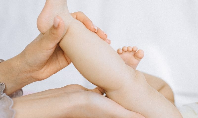 Thường xuyên massage cho trẻ khiến bé cứng cáp hơn, đồng thời kích thích tiêu hóa. (Nguồn: Internet)
