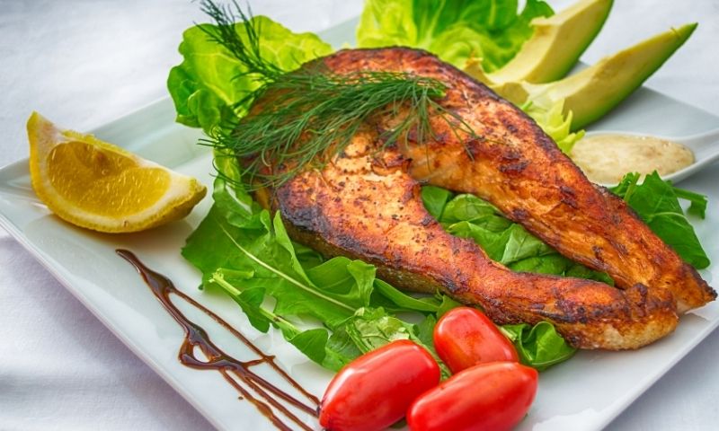 Cá hồi giàu đạm cùng axit béo rất tốt cho cơ thể mẹ và bé. (Nguồn: Internet)