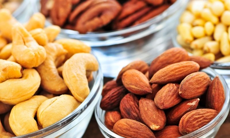 Các loại hạt như hạnh nhân, hạt điều, óc chó còn chứa nhiều omega 3 giúp giảm cholesterol hiệu quả. (Nguồn: Internet)