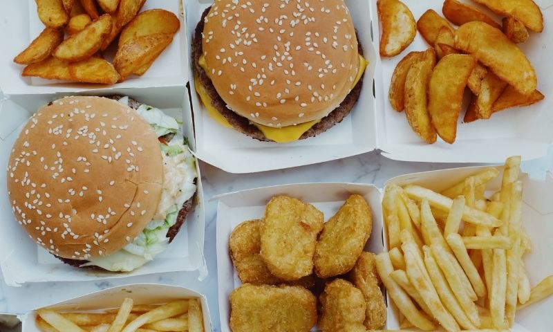 Hạn chế các đồ ăn chiên rán, dầu mỡ, các loại đồ ăn không lành mạnh. (Nguồn: Internet)