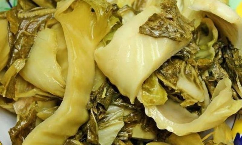 Dưa chua gây kích ứng dạ dày, ảnh hưởng đến chất lượng của sữa. (Nguồn: Internet)