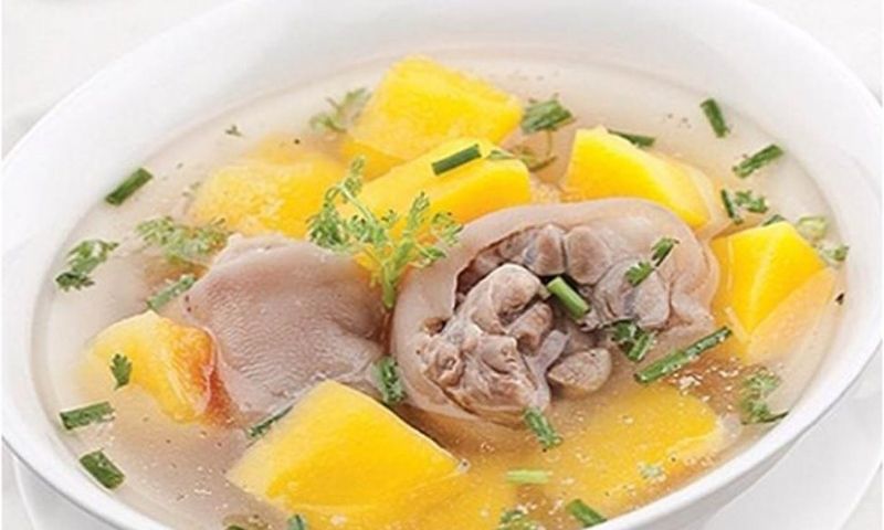 Canh chân giò hầm đu đủ- món ăn lợi sữa gia truyền. (Nguồn: Internet)