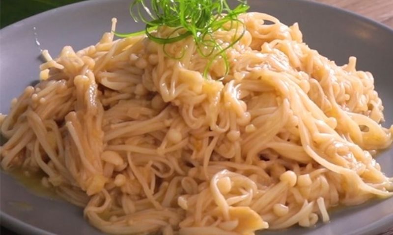 Nấm kim châm xào bơ tỏi- món ăn chống ngán hiệu quả. (Nguồn: Internet)