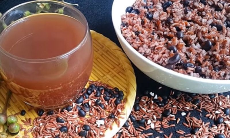 Mẹ thường xuyên uống nước gạo lứt giúp nhanh về sữa. (Nguồn: Internet)